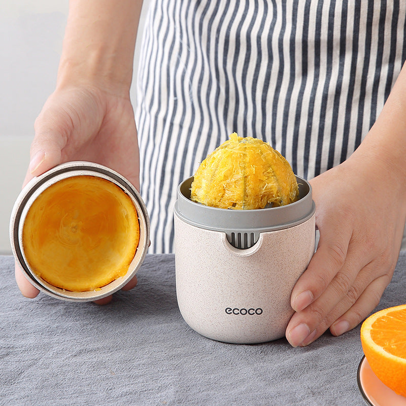 Portable hand juicer